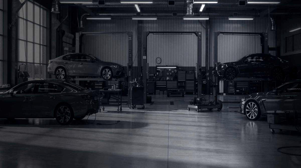 Officina attrezzata con sollevatori Ravaglioli